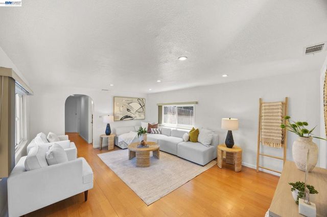 2000 Miramar Ave, Castro Valley, CA 94578