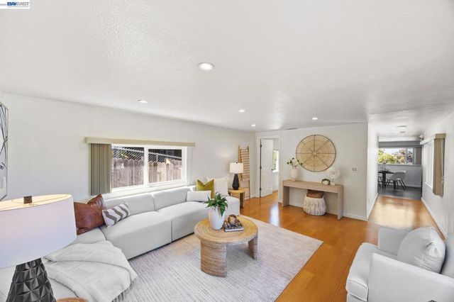 2000 Miramar Ave, Castro Valley, CA 94578