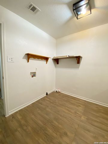 1311 PINE ST., Floresville, TX 78114