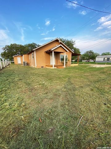1311 PINE ST., Floresville, TX 78114