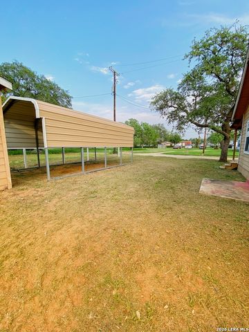 1311 PINE ST., Floresville, TX 78114