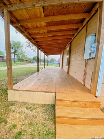 1311 PINE ST., Floresville, TX 78114