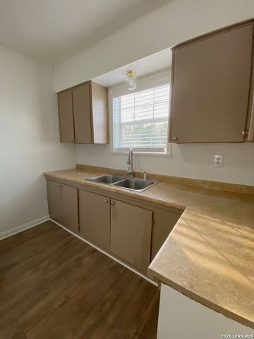 1311 PINE ST., Floresville, TX 78114