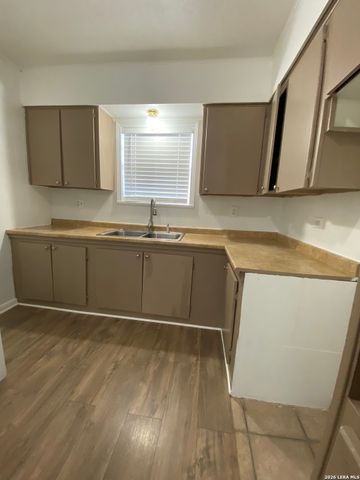 1311 PINE ST., Floresville, TX 78114