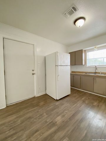 1311 PINE ST., Floresville, TX 78114