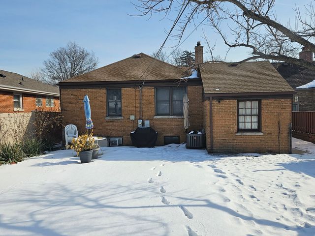 902 Jeannette Street, Des Plaines, IL 60016