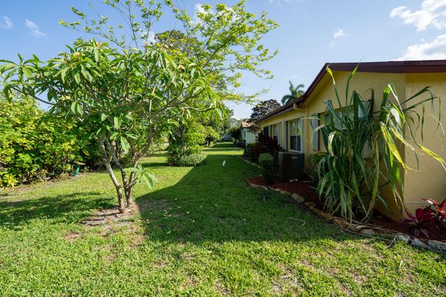 6121 Rainbow Circle, Greenacres, FL 33463