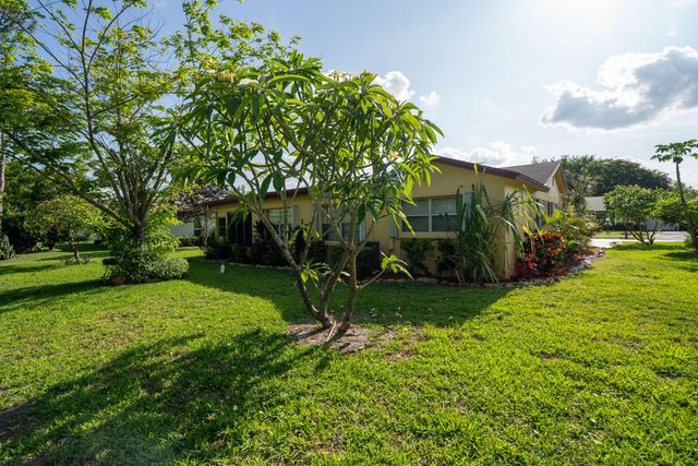 6121 Rainbow Circle, Greenacres, FL 33463