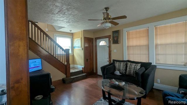 100 Oliver Street, Pontiac, MI 48342