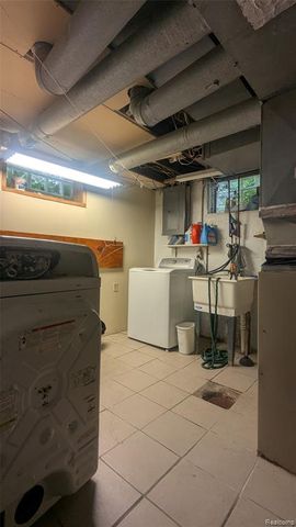 100 Oliver Street, Pontiac, MI 48342