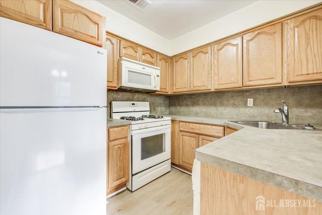 54 Tanglewood Court, South Brunswick, NJ 08852