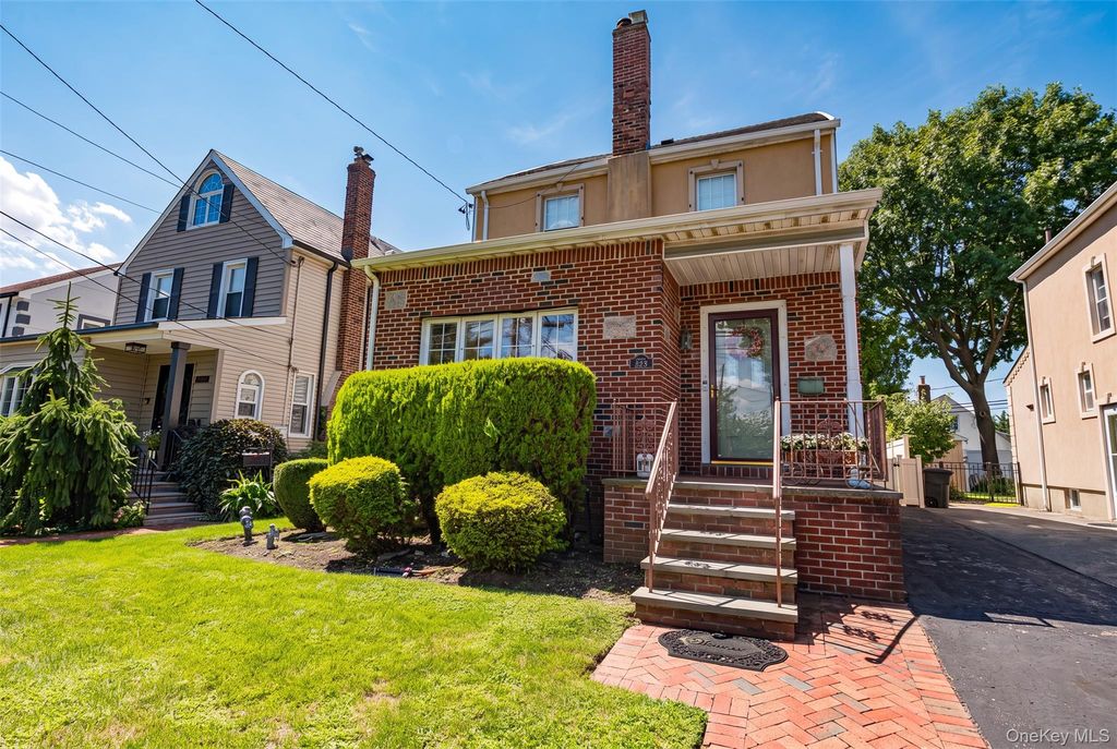 533 Marcellus Road, Williston Park, NY 11596 — photo 2