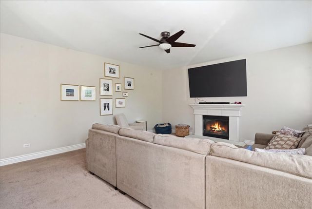 2850 Farmington Drive, Lindenhurst, IL 60046