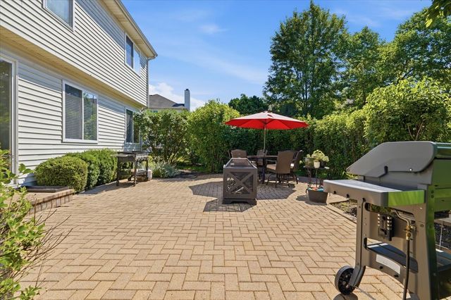 2850 Farmington Drive, Lindenhurst, IL 60046