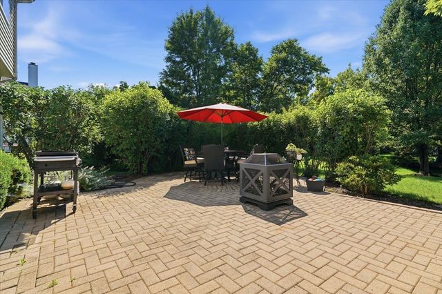 2850 Farmington Drive, Lindenhurst, IL 60046