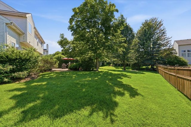 2850 Farmington Drive, Lindenhurst, IL 60046
