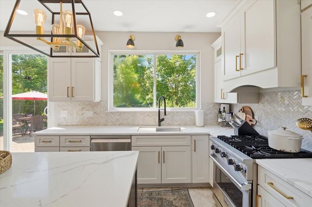 2850 Farmington Drive, Lindenhurst, IL 60046