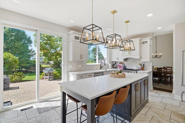 2850 Farmington Drive, Lindenhurst, IL 60046
