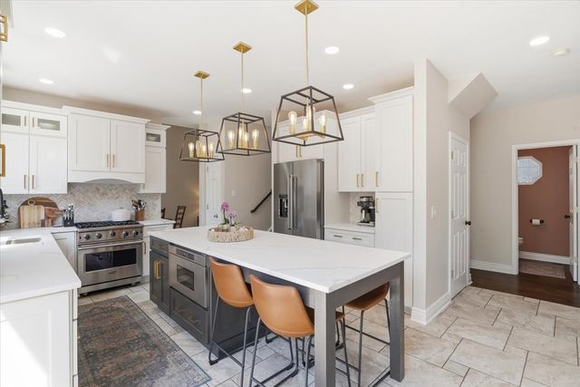 2850 Farmington Drive, Lindenhurst, IL 60046