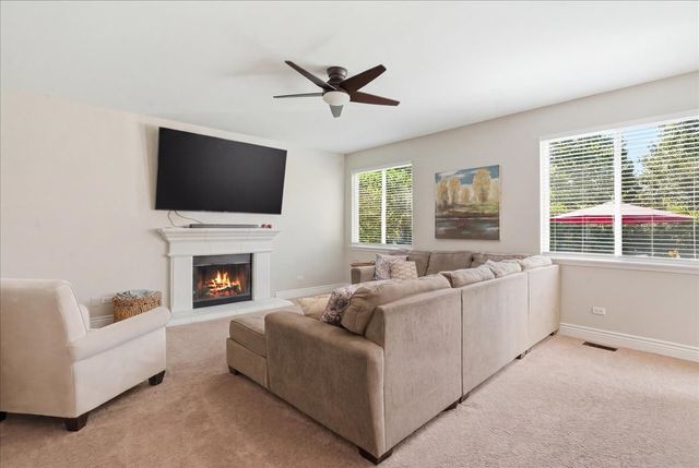 2850 Farmington Drive, Lindenhurst, IL 60046