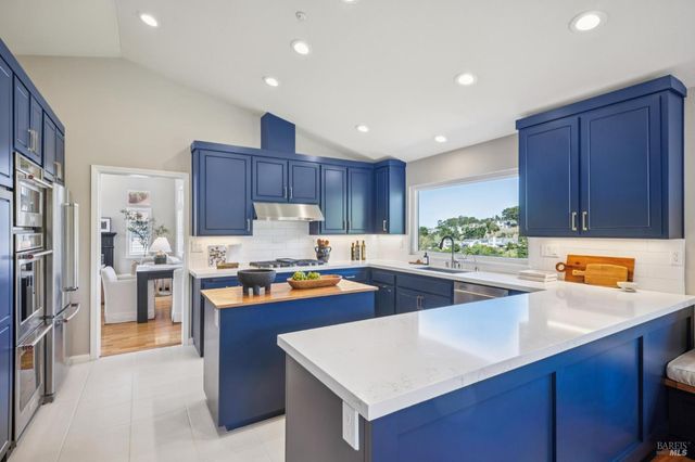 4 Meadow Ridge Dr, Corte Madera, CA 94925