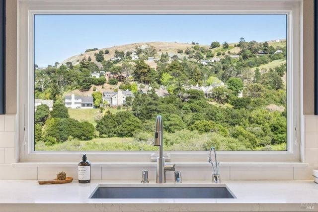 4 Meadow Ridge Dr, Corte Madera, CA 94925