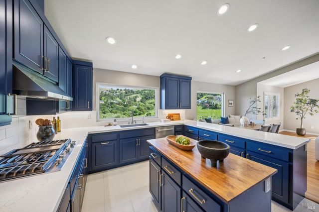 4 Meadow Ridge Dr, Corte Madera, CA 94925