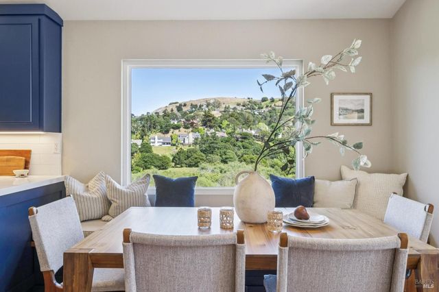 4 Meadow Ridge Dr, Corte Madera, CA 94925