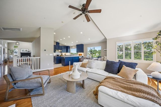 4 Meadow Ridge Dr, Corte Madera, CA 94925