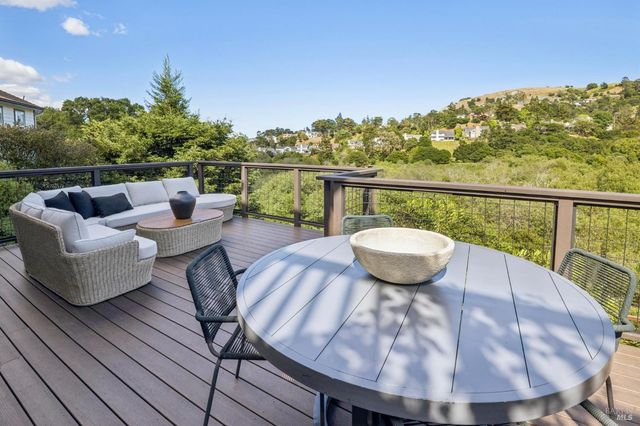 4 Meadow Ridge Dr, Corte Madera, CA 94925