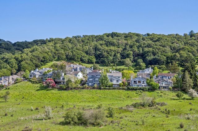 4 Meadow Ridge Dr, Corte Madera, CA 94925