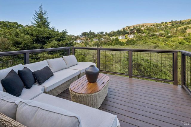4 Meadow Ridge Dr, Corte Madera, CA 94925