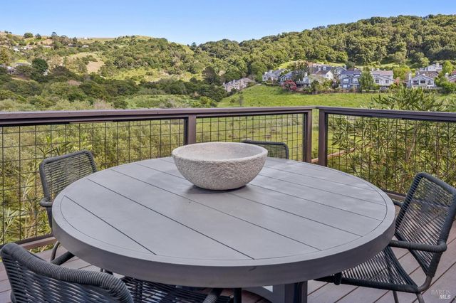 4 Meadow Ridge Dr, Corte Madera, CA 94925