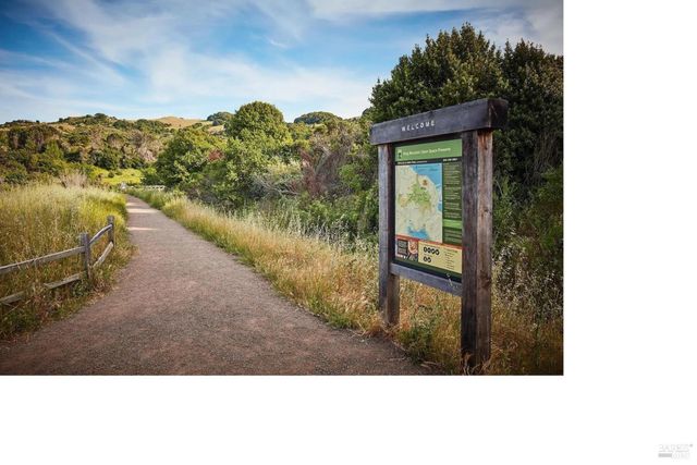 4 Meadow Ridge Dr, Corte Madera, CA 94925