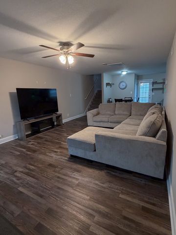 465 Irish Hills Dr, Clarksville, TN 37042