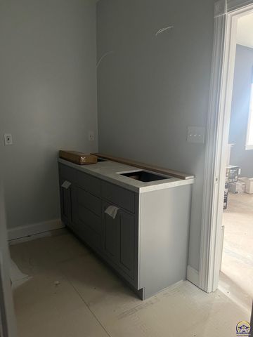 3049 SW Auburn RD, Topeka, KS 66614