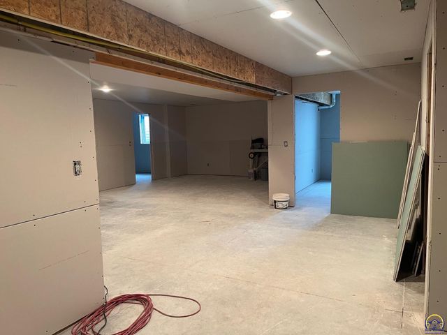 3049 SW Auburn RD, Topeka, KS 66614