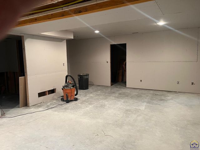 3049 SW Auburn RD, Topeka, KS 66614