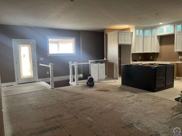 3049 SW Auburn RD, Topeka, KS 66614