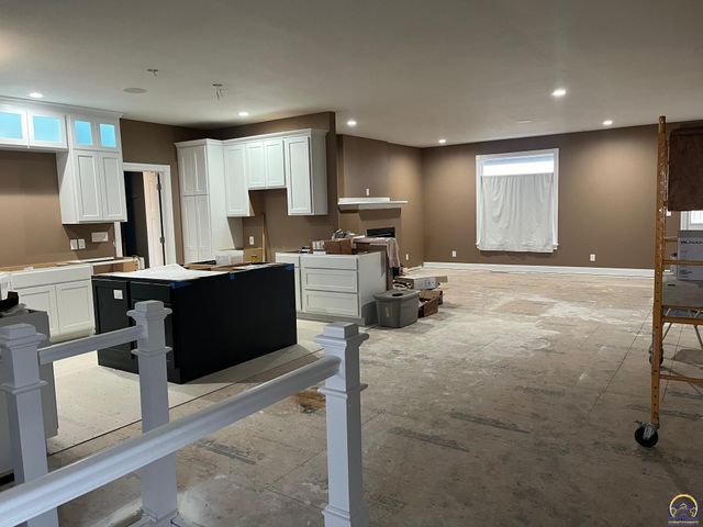 3049 SW Auburn RD, Topeka, KS 66614