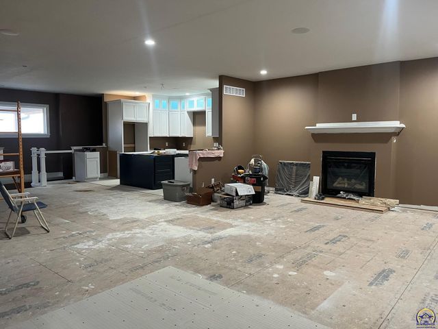 3049 SW Auburn RD, Topeka, KS 66614