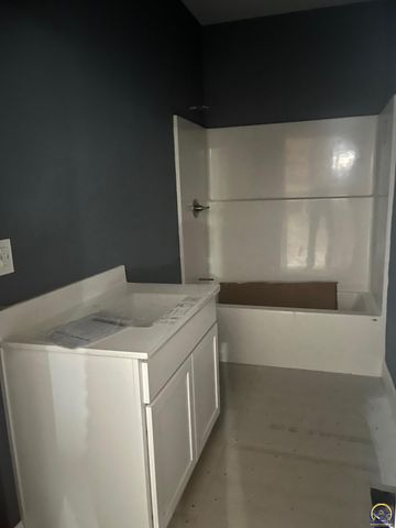 3049 SW Auburn RD, Topeka, KS 66614