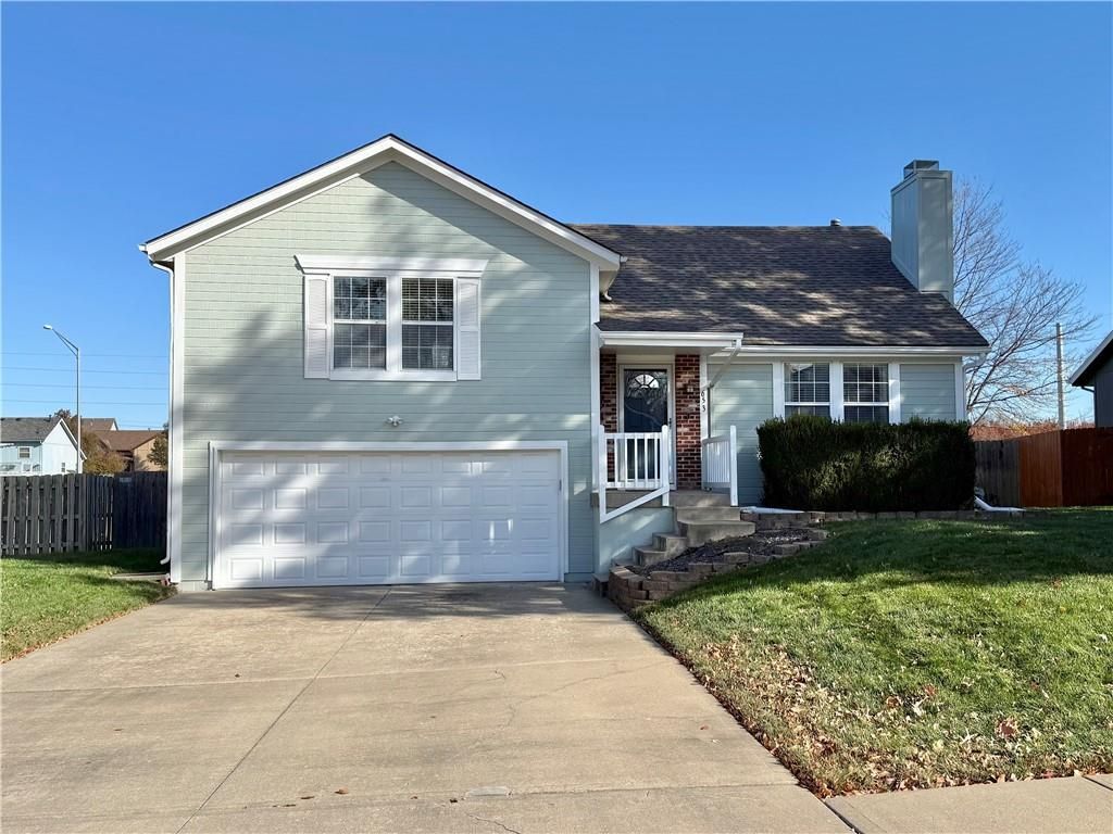 653 SE Canterbury Lane, Lee's Summit, MO 64063