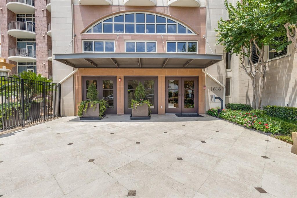 1616 Fountain View Drive 202, Houston, TX 77057