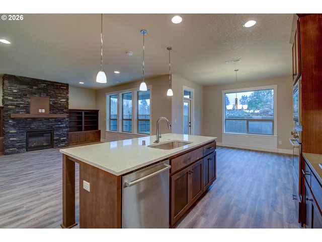 267 W BEACON HILL Dr, Longview, WA 98632