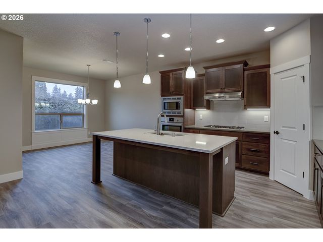 267 W BEACON HILL Dr, Longview, WA 98632