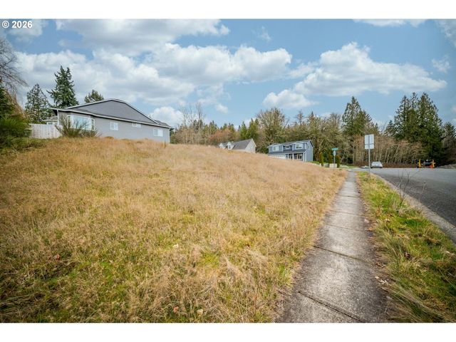 267 W BEACON HILL Dr, Longview, WA 98632