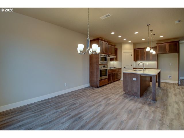 267 W BEACON HILL Dr, Longview, WA 98632