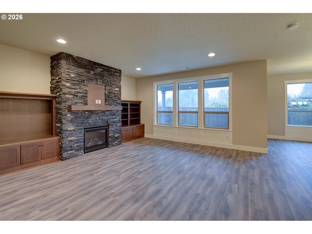 267 W BEACON HILL Dr, Longview, WA 98632