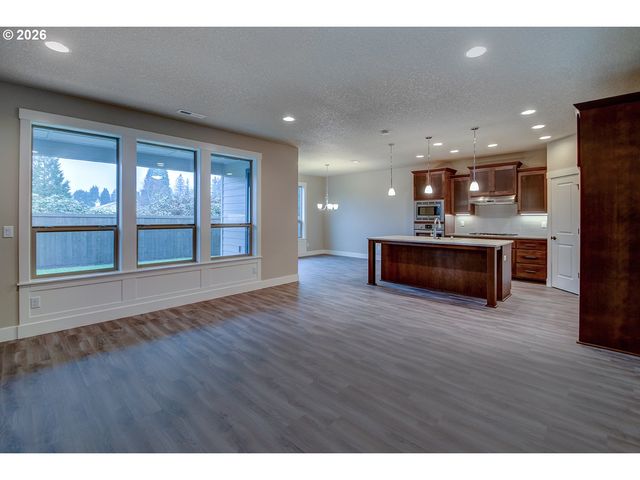 267 W BEACON HILL Dr, Longview, WA 98632